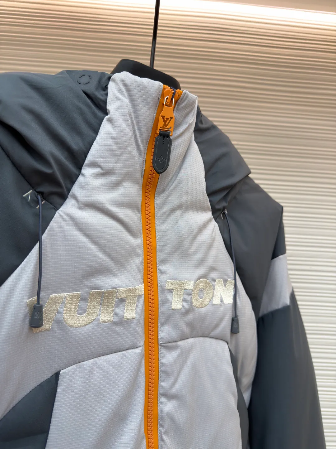 LOUIS VUITTON floral ski down jacket ●Original version: 39500 purchased and developed ●Item number: 1682156-F25 ●Fabric: white duck down fabric ●Technology: glue printing ●Color: blue gray ●Version: fitted version ●Weight: about 1405 grams ●Size: 48-50-52-54 ●Description: Customized 5-in-1 anti-velvet densely woven technical fabric And custom-dyed 3-in-1 double-thread anti-velvet plaid material. Every inch of fiber contains heavy warmth. It uses the new national standard 90 white duck down (welcome to test). It has a full amount of cashmere and is full of warmth. The minimalist gray and silver collision allows luxury to develop tension in calmness. Reconstructing winter luxury with cold-toned aesthetics. With the VUITTON three-dimensional embroidery on the chest and the quilted Monogram flower on the back as the core, double-sided interpretations of two iconic symbols are used to upgrade visual symbols into touchable art. With multiple built-in functional details, Louis Vuitton's travel spirit is fully expressed. Technology is integrated into the blood. Details define luxury. Using advanced computer control systems and precision mechanical components, Vuitton embroidery operations are achieved with high precision and smooth and delicate lines. Embossing composite technology uses computer scanning to ensure that the size and shape of the imprint are consistent with the original, and then uses special glue as an adhesive to combine and then solidify to achieve complete dryness and optimal bonding effect, using glue printing. The printing has been modified three times with the film screen. Use glue liquid paint to print the pattern on the fabric. Bake the fabric to fix the printed pattern, 3D three-dimensional quilting technology. With the help of the programming system of the CNC quilting machine, the down in different areas is accurately separated to ensure that the filling is evenly fixed after sewing. Avoid clumping or shifting. The overall wiring is straight and delicate, the fabric is comfortable and soft, and the color is consistent without color difference. It can be matched with the same style to create a fashionable look and control various occasions. Customized accessories, complete with three standards, same style for men and women!